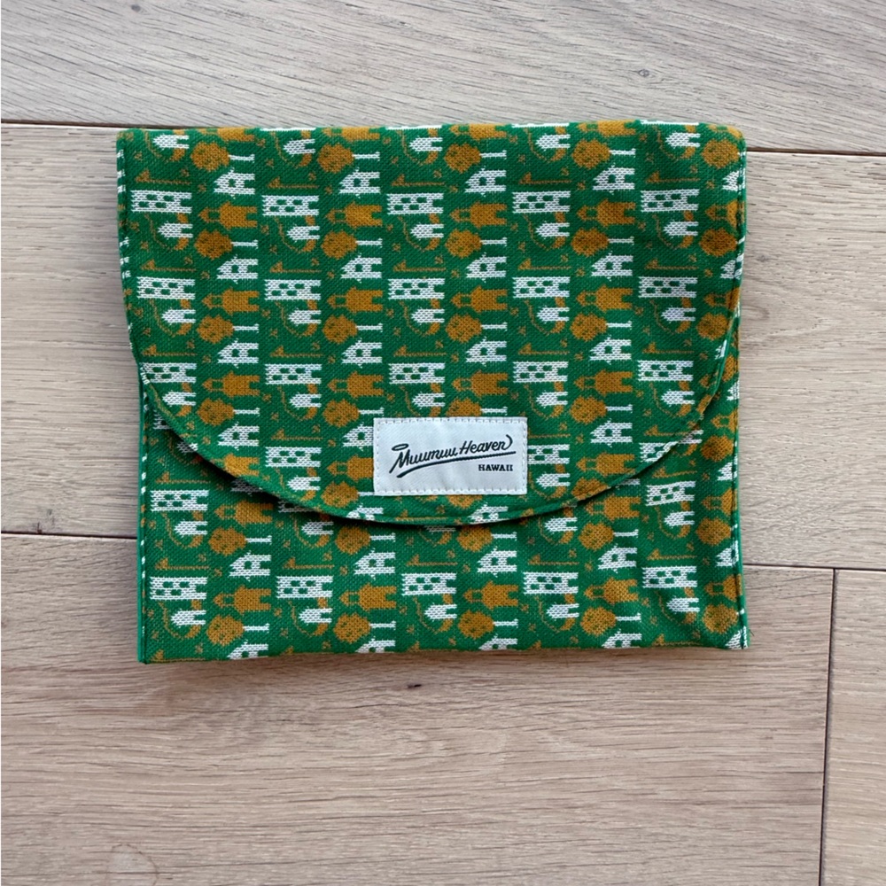Muumuu Heaven Clutch